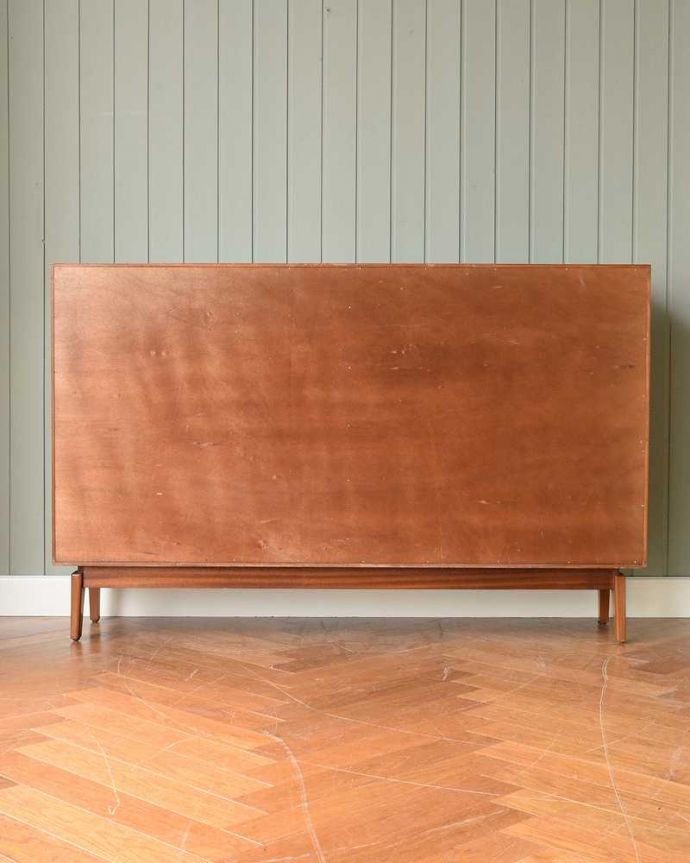 アンティークのキャビネット　アンティーク家具　北欧インテリアにピッタリなチーク材のヴィンテージ家具、引き戸タイプのガラスキャビネット。後ろ姿もキレイですビンテージは新品ではないので、もちろん経年変化によるキズはあります。(x-1142-f)