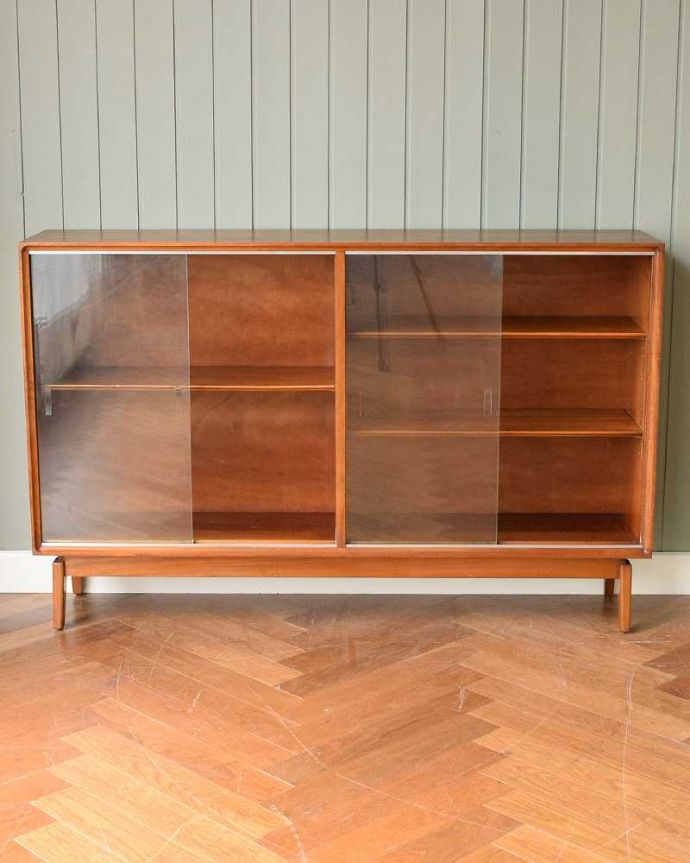 アンティークのキャビネット　アンティーク家具　北欧インテリアにピッタリなチーク材のヴィンテージ家具、引き戸タイプのガラスキャビネット。慣れ親しんだ引き戸タイプのたっぷり収納扉は日本人の私たち向けに引き戸。(x-1142-f)