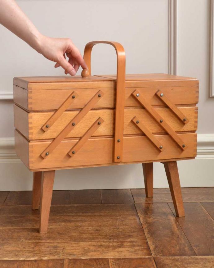 ソーイングボックス　アンティーク家具　可愛い脚付き、小物収納にぴったりなあめ色のアンティークソーイングボックス 。女性のためのお裁縫箱今も昔も、女性だったら必ず持っているアンティークのソーイングボックス。(x-1143-f)