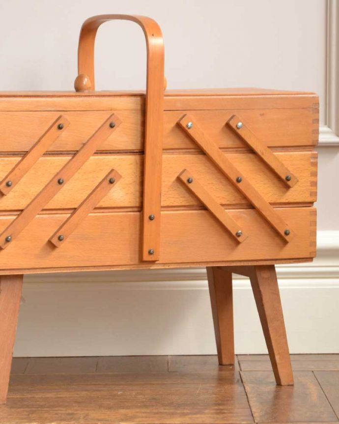 ソーイングボックス　アンティーク家具　可愛い脚付き、小物収納にぴったりなあめ色のアンティークソーイングボックス 。持ち運びもラクラクです持ち手が付いているので移動もラクラクです。(x-1143-f)