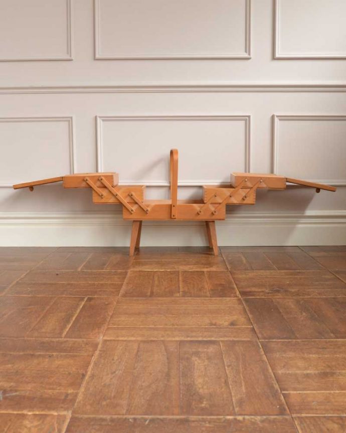 ソーイングボックス　アンティーク家具　可愛い脚付き、小物収納にぴったりなあめ色のアンティークソーイングボックス 。見てください！こんな風に広がるんです。(x-1143-f)