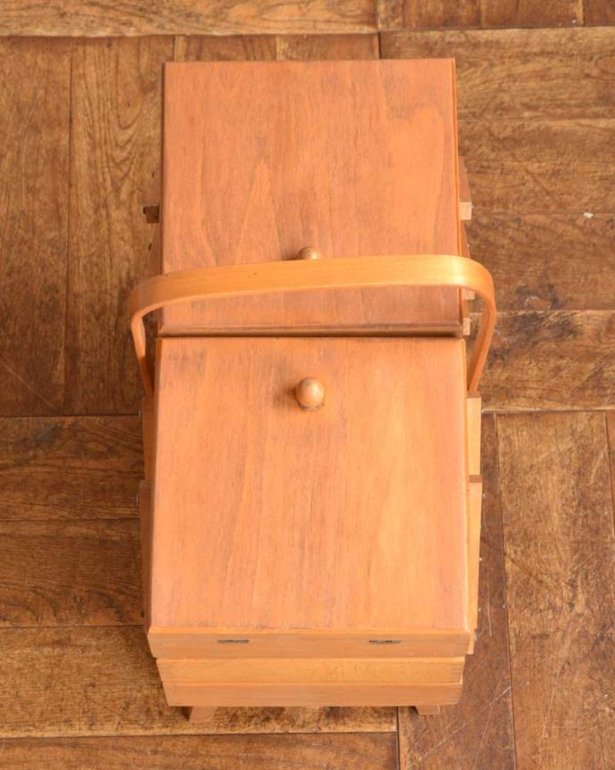 ソーイングボックス　アンティーク家具　可愛い脚付き、小物収納にぴったりなあめ色のアンティークソーイングボックス 。上から見ると･･･キレイに修復しましたが、アンティークは新品ではないので経年変化による傷がある場合があります。(x-1143-f)