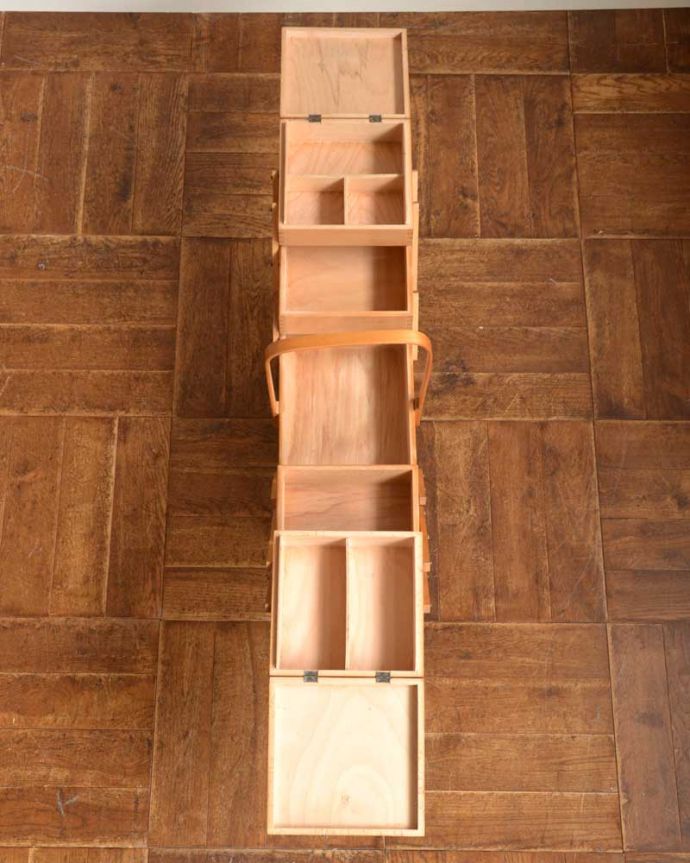 ソーイングボックス　アンティーク家具　可愛い脚付き、小物収納にぴったりなあめ色のアンティークソーイングボックス 。中はこんな感じです。(x-1143-f)