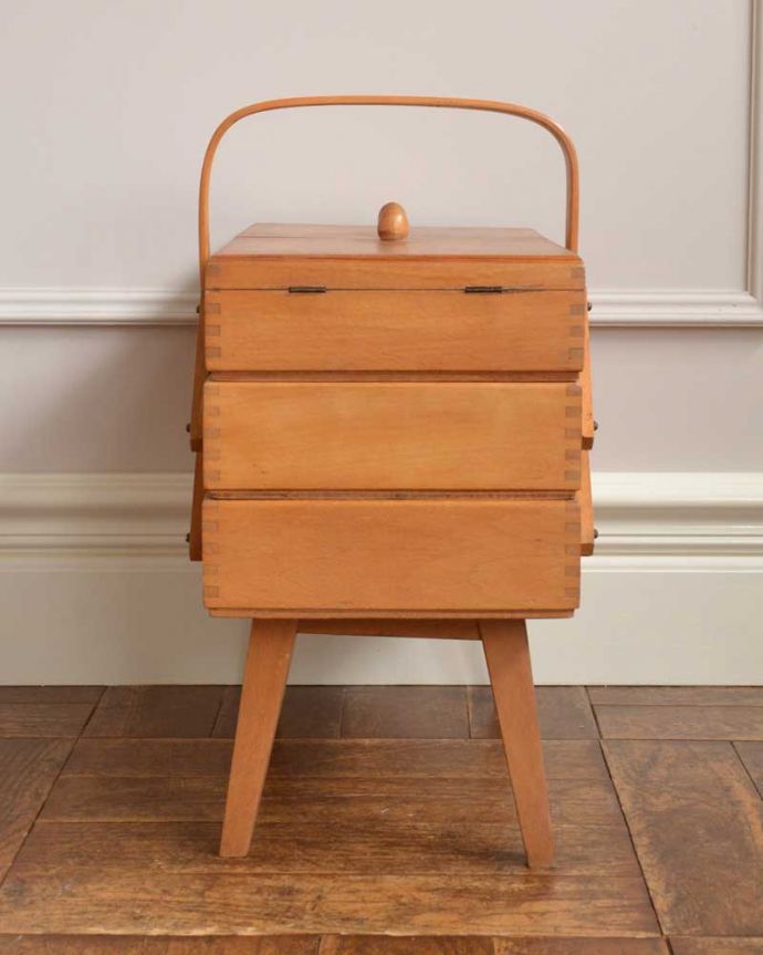 ソーイングボックス　アンティーク家具　可愛い脚付き、小物収納にぴったりなあめ色のアンティークソーイングボックス 。横から見ると･･･グルッと360度、どの角度から見てもキレイに仕上げました。(x-1143-f)