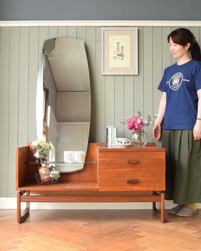 G-PLAN(Gプラン)　アンティーク家具　G-PLANから初登場！とってもめずらしいヴィンテージのドレッシングチェスト。めずらしい形のG-PLANのドレッサースッキリとシンプルなデザインのG-PLANは、初めて見るデザイン。(x-1144-f)