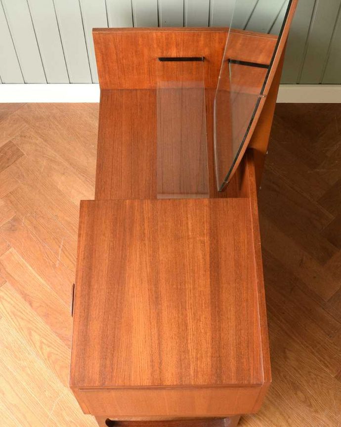 G-PLAN(Gプラン)　アンティーク家具　G-PLANから初登場！とってもめずらしいヴィンテージのドレッシングチェスト。上から見ると･･･天板の上もしっかり使えるように塗装もキレイに修復しました。(x-1144-f)