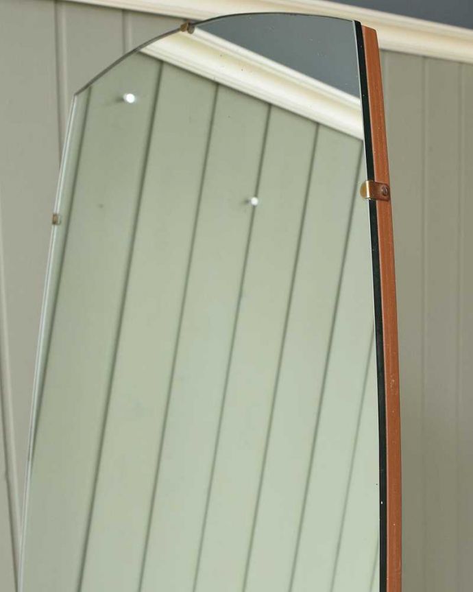 G-PLAN(Gプラン)　アンティーク家具　G-PLANから初登場！とってもめずらしいヴィンテージのドレッシングチェスト。近くで見ると･･･鏡がキレイな状態のものを選んできました。(x-1144-f)