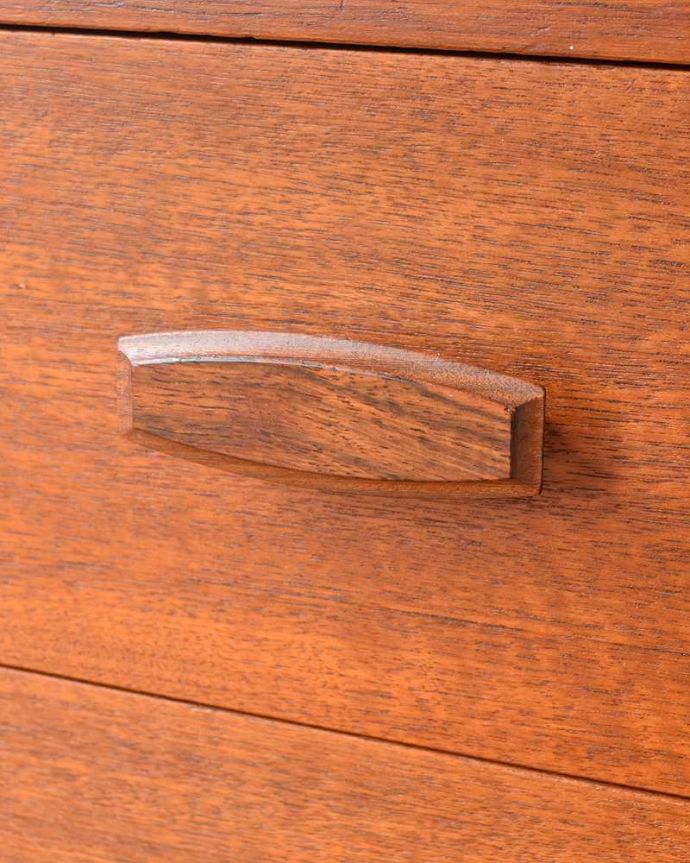 G-PLAN(Gプラン)　アンティーク家具　G-PLANから初登場！とってもめずらしいヴィンテージのドレッシングチェスト。取っ手もデザインの一部デザインの一部になっているカッコいい取っ手。(x-1144-f)