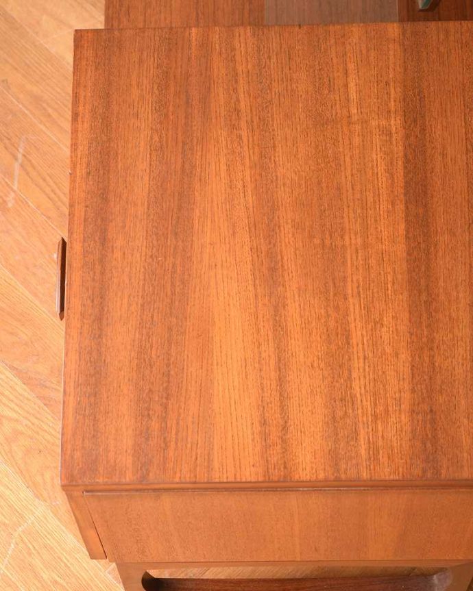 G-PLAN(Gプラン)　アンティーク家具　G-PLANから初登場！とってもめずらしいヴィンテージのドレッシングチェスト。天板の塗装もキレイに仕上げましたヴィンテージの家具は新品ではないのでキズや汚れはありますが、デスクとしても使えるように天板もしっかりキレイに修復しました。(x-1144-f)