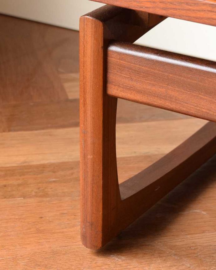 G-PLAN(Gプラン)　アンティーク家具　G-PLANから初登場！とってもめずらしいヴィンテージのドレッシングチェスト。 女性1人でラクラク運べちゃう仕掛けHandleのアンティークは、脚の裏にフェルトキーパーをお付けしています。(x-1144-f)