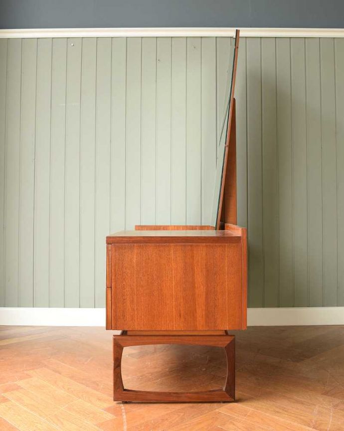 G-PLAN(Gプラン)　アンティーク家具　G-PLANから初登場！とってもめずらしいヴィンテージのドレッシングチェスト。横から見てもカッコいい北欧スタイルの家具は横から見てもクール。(x-1144-f)