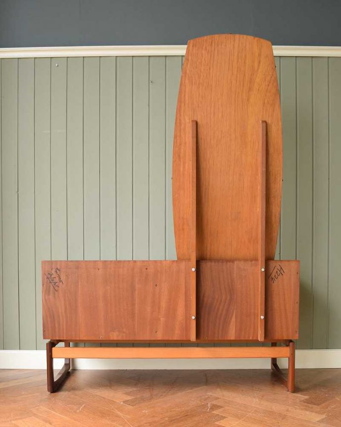 G-PLAN(Gプラン)　アンティーク家具　G-PLANから初登場！とってもめずらしいヴィンテージのドレッシングチェスト。後ろ姿もキレイです。(x-1144-f)