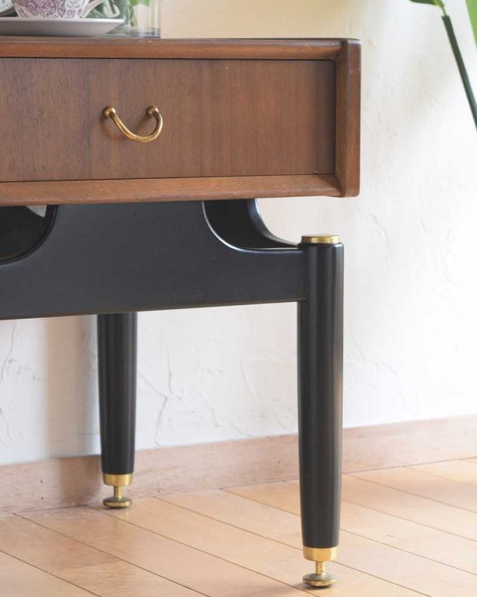 寝室で使えるヴィンテージ家具、G-planのサイドテーブル （Tola＆Black