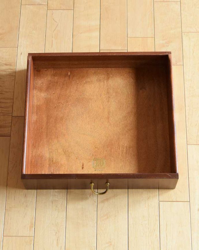 G-PLAN(Gプラン)　アンティーク家具　寝室で使えるヴィンテージ家具、G-planのサイドテーブル （Tola＆Blackシリーズ）。引き出しの中もキレイに修復しましたもちろん引き出しの中も専門の職人がキレイに修復しました。(x-1145-f)