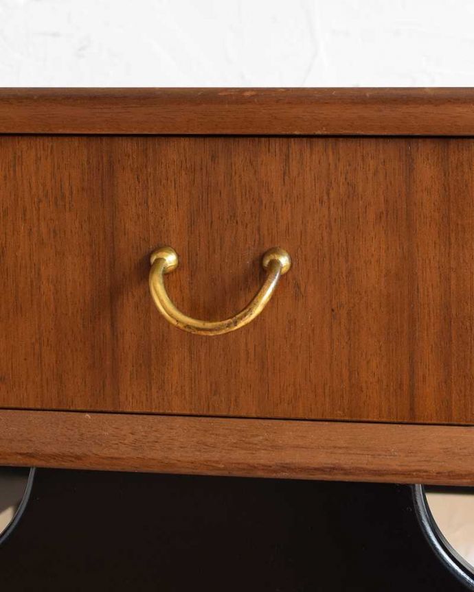 G-PLAN(Gプラン)　アンティーク家具　寝室で使えるヴィンテージ家具、G-planのサイドテーブル （Tola＆Blackシリーズ）。シンプルでカッコいい取っ手北欧デザインらしいシンプルなデザインの取っ手。(x-1145-f)