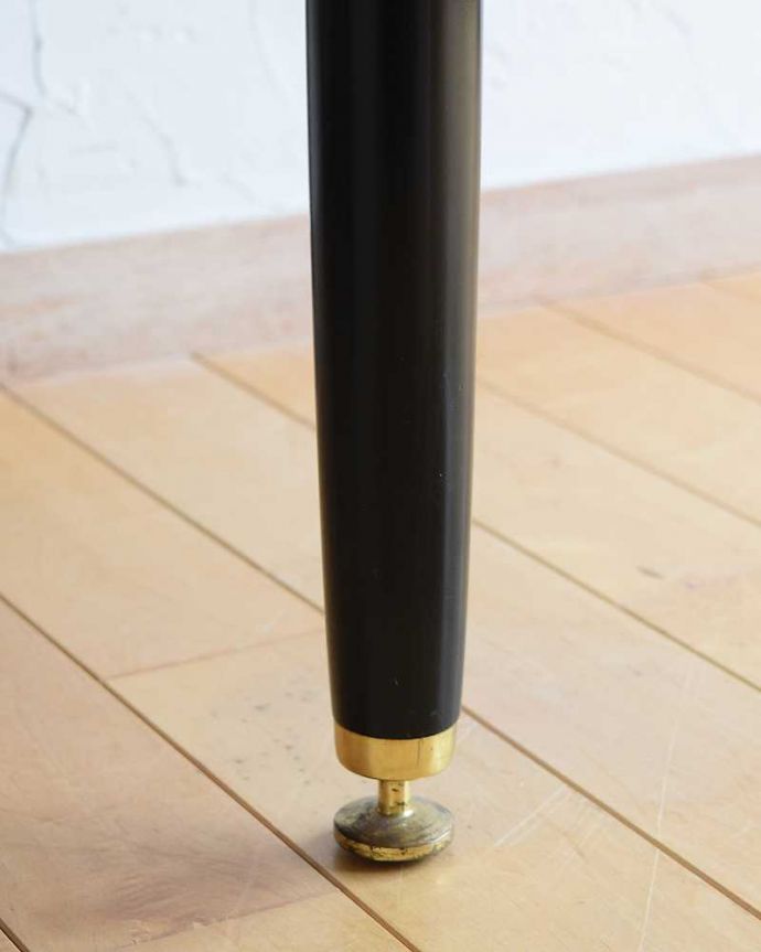 G-PLAN(Gプラン)　アンティーク家具　寝室で使えるヴィンテージ家具、G-planのサイドテーブル （Tola＆Blackシリーズ）。女性1人でラクラク運べちゃう仕掛けHandleのアンティークは、脚の裏にフェルトキーパーをお付けしています。(x-1145-f)