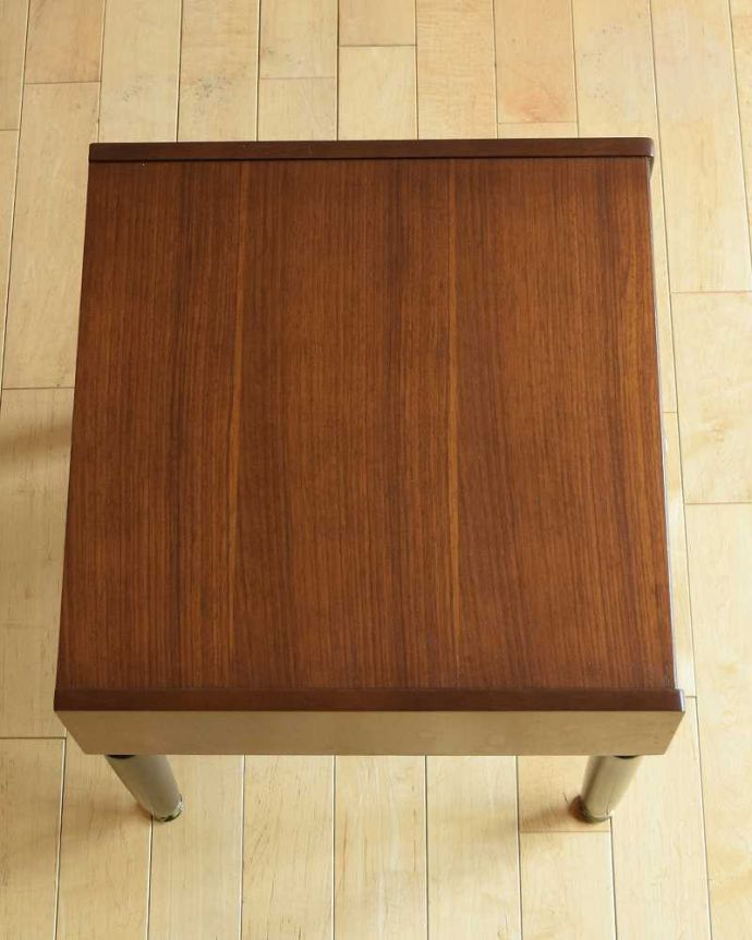 G-PLAN(Gプラン)　アンティーク家具　寝室で使えるヴィンテージ家具、G-planのサイドテーブル （Tola＆Blackシリーズ）。上から見ると･･･天板はこんな感じです。(x-1145-f)