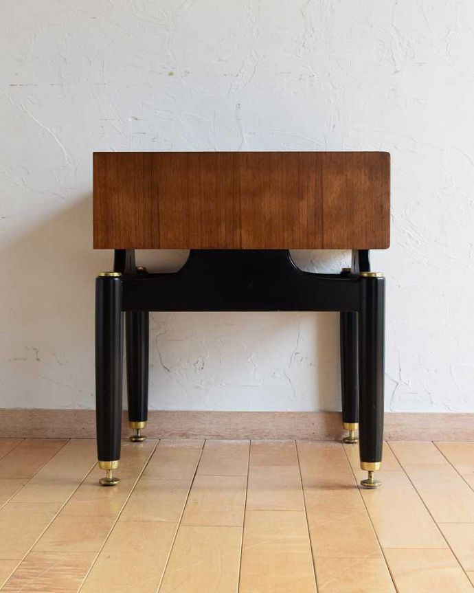 寝室で使えるヴィンテージ家具、G-planのサイドテーブル （Tola＆Black