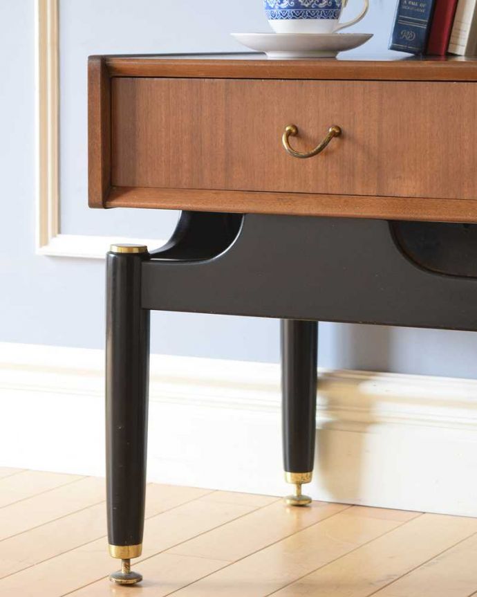 G-PLAN(Gプラン)　アンティーク家具　寝室で使えるヴィンテージ家具、GプランTola＆Blackシリーズのサイドテーブル。見えない所もこだわっていますヴィンテージの家具は年代が若いので簡単な修復だけでも使えちゃうんだけれど、長く使って頂けるように、見えない部分もしっかりこだわって修復しています。(x-1146-f)