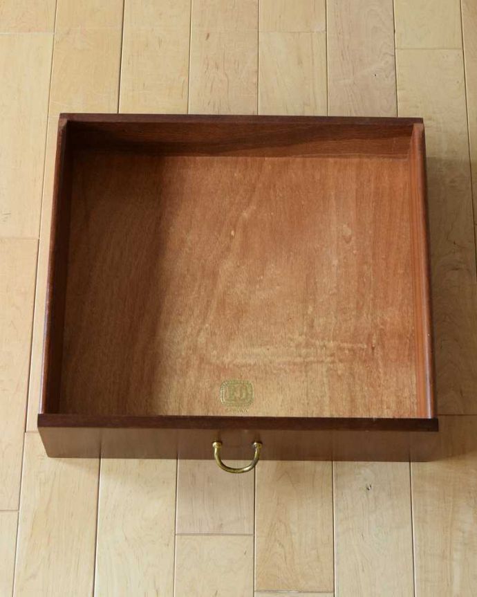 G-PLAN(Gプラン)　アンティーク家具　寝室で使えるヴィンテージ家具、GプランTola＆Blackシリーズのサイドテーブル。引き出しの中もキレイに修復しましたもちろん引き出しの中も専門の職人がキレイに修復しました。(x-1146-f)