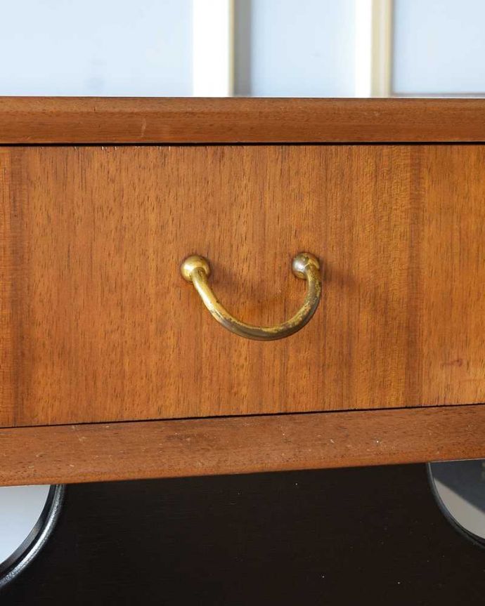 G-PLAN(Gプラン)　アンティーク家具　寝室で使えるヴィンテージ家具、GプランTola＆Blackシリーズのサイドテーブル。シンプルでカッコいい取っ手北欧デザインらしいシンプルなデザインの取っ手。(x-1146-f)