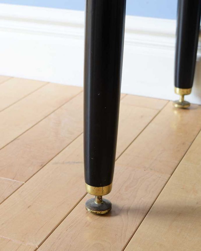 G-PLAN(Gプラン)　アンティーク家具　寝室で使えるヴィンテージ家具、GプランTola＆Blackシリーズのサイドテーブル。女性1人でラクラク運べちゃう仕掛けHandleのアンティークは、脚の裏にフェルトキーパーをお付けしています。(x-1146-f)