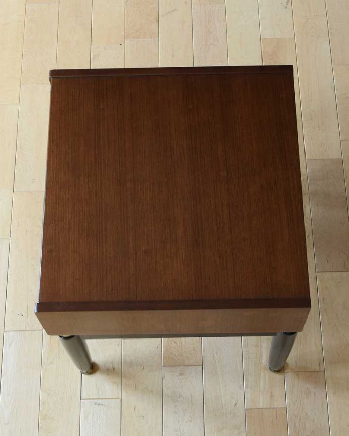 G-PLAN(Gプラン)　アンティーク家具　寝室で使えるヴィンテージ家具、GプランTola＆Blackシリーズのサイドテーブル。上から見ると･･･天板はこんな感じです。(x-1146-f)