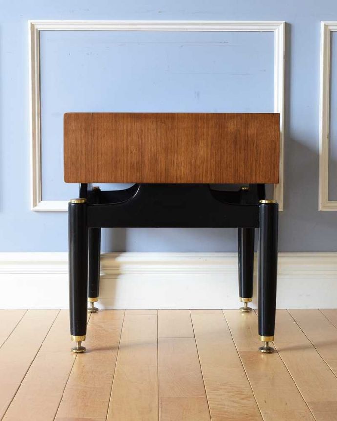 G-PLAN(Gプラン)　アンティーク家具　寝室で使えるヴィンテージ家具、GプランTola＆Blackシリーズのサイドテーブル。横から見てもステキ横から見てもスッキリとしてカッコいい！。(x-1146-f)