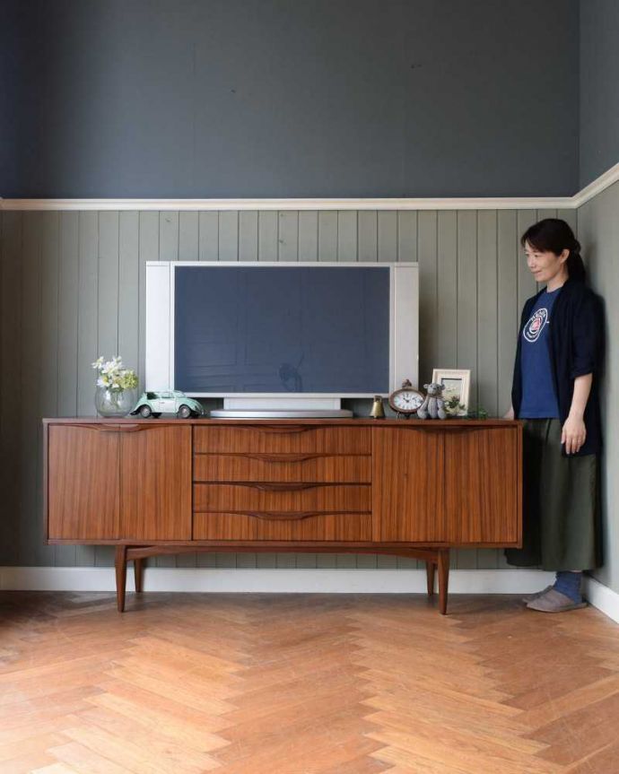 アンティークのキャビネット　アンティーク家具　木目もカッコイイ北欧テイストのヴィンテージサイドボード、イギリスで見つけた家具。人気のヒミツは北欧スタイルのデザインやっぱりスッキリとカッコイイ北欧デザインが人気のサイドボード。(x-1147-f)