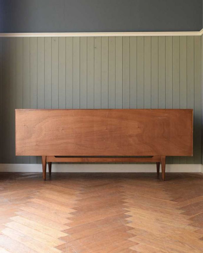 アンティークのキャビネット　アンティーク家具　木目もカッコイイ北欧テイストのヴィンテージサイドボード、イギリスで見つけた家具。もちろん後ろ姿もキレイですビンテージは新品ではないので、もちろん経年変化によるキズはあります。(x-1147-f)