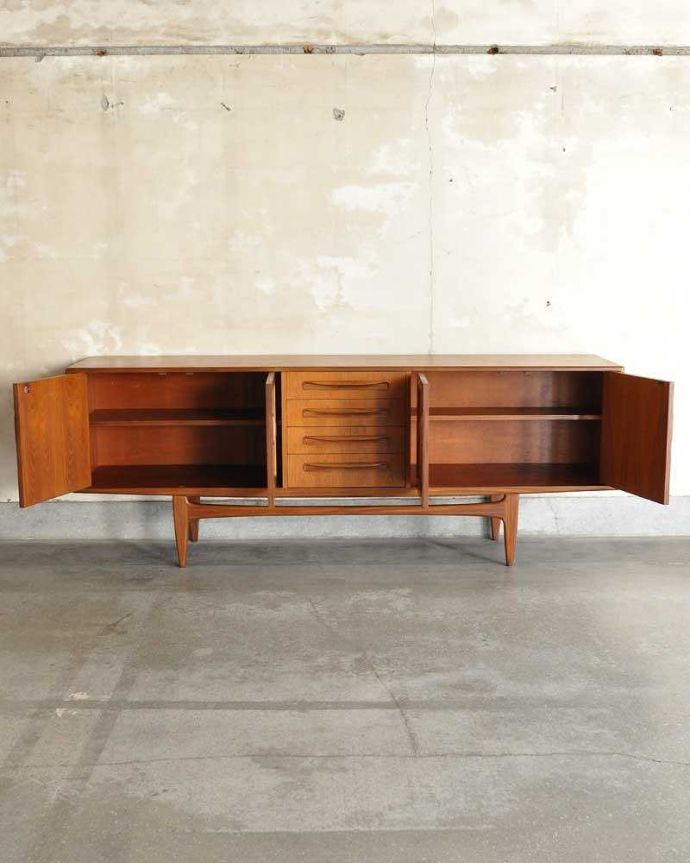 G-PLAN(Gプラン)　アンティーク家具　カッコいいG-planのヴィンテージ家具、テレビ台に使える「フレスコ」シリーズのサイドボード。扉の奥はたっぷり収納扉を開けると、中にはたっぷりの収納。(x-1148-f)