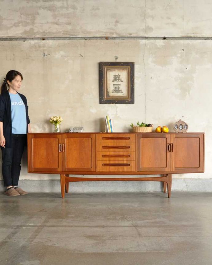 G-PLAN(Gプラン)　アンティーク家具　スタイリッシュなデザインのヴィンテージ家具、北欧スタイルのG-PLANのサイドボード。人気のヒミツは北欧スタイルのデザインやっぱりスッキリとカッコイイ北欧デザインが人気のサイドボード。(x-1149-f)