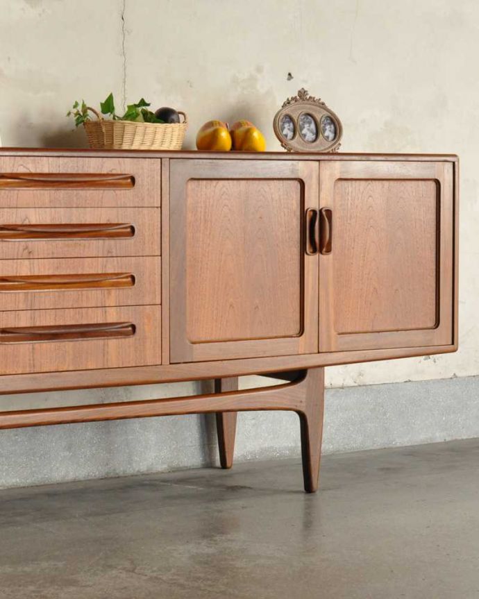 G-PLAN(Gプラン)　アンティーク家具　スタイリッシュなデザインのヴィンテージ家具、北欧スタイルのG-PLANのサイドボード。ヴィンテージ家具らしいあたたかさ。(x-1149-f)