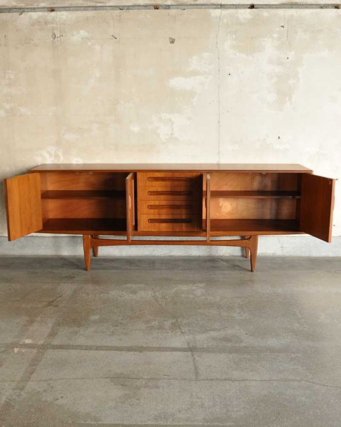 G-PLAN(Gプラン)　アンティーク家具　スタイリッシュなデザインのヴィンテージ家具、北欧スタイルのG-PLANのサイドボード。扉の奥はたっぷり収納扉を開けると、中にはたっぷりの収納。(x-1149-f)