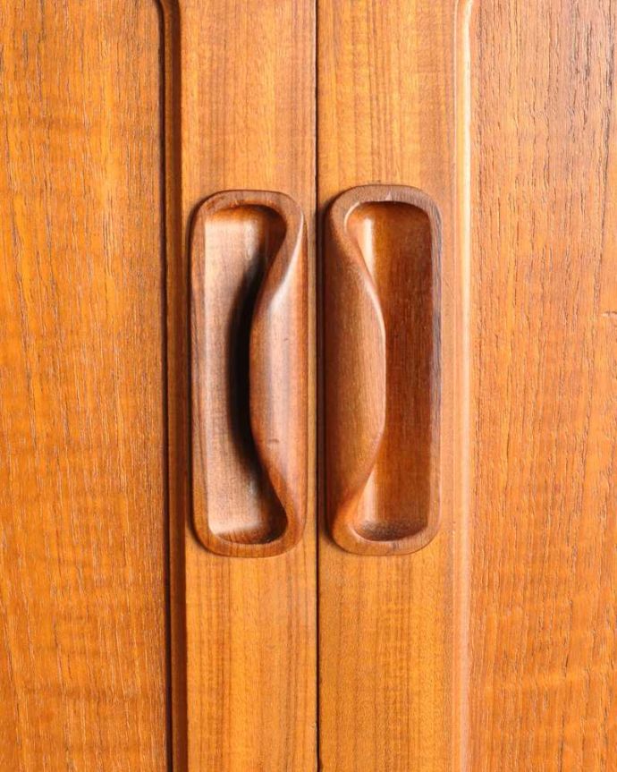 G-PLAN(Gプラン)　アンティーク家具　スタイリッシュなデザインのヴィンテージ家具、北欧スタイルのG-PLANのサイドボード。扉の木目があたたかさを演出クールなデザインなのに、なんだかほっとするあたたかさ。(x-1149-f)