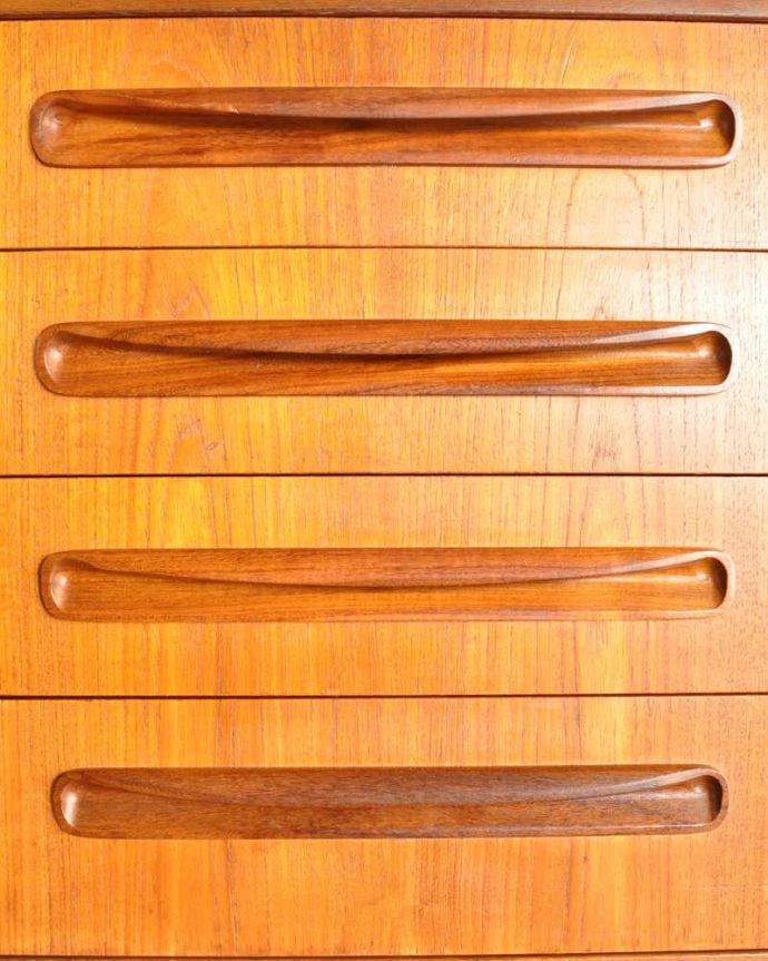 G-PLAN(Gプラン)　アンティーク家具　スタイリッシュなデザインのヴィンテージ家具、北欧スタイルのG-PLANのサイドボード。デザインの一部になっている取っ手取っ手のデザインもシンプルかつ機能的に。(x-1149-f)