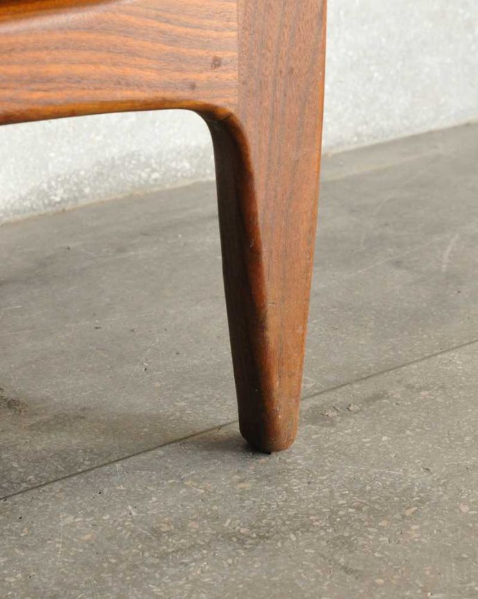 G-PLAN(Gプラン)　アンティーク家具　スタイリッシュなデザインのヴィンテージ家具、北欧スタイルのG-PLANのサイドボード。スッキリとした脚の裏には…Handleの家具の脚裏にはフェルトキーパーをお付けしています。(x-1149-f)