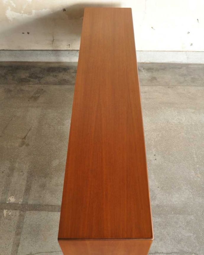 G-PLAN(Gプラン)　アンティーク家具　スタイリッシュなデザインのヴィンテージ家具、北欧スタイルのG-PLANのサイドボード。天板の塗装もキレイに仕上げましたヴィンテージの家具は修復方法が様々。(x-1149-f)