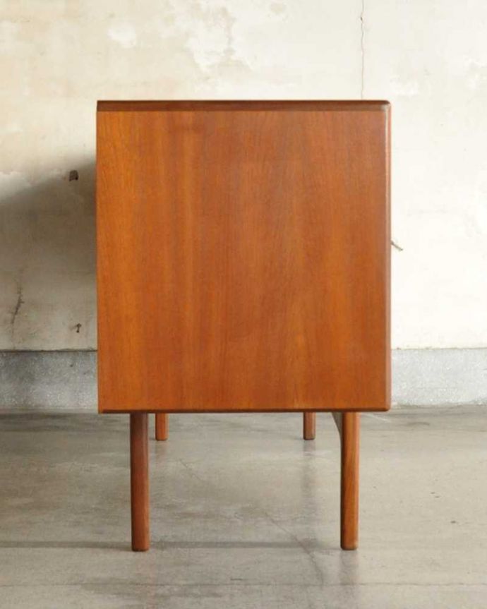 G-PLAN(Gプラン)　アンティーク家具　スタイリッシュなデザインのヴィンテージ家具、北欧スタイルのG-PLANのサイドボード。横から見てもスッキリどこから見てもスッキリとしてステキなヴィンテージ。(x-1149-f)