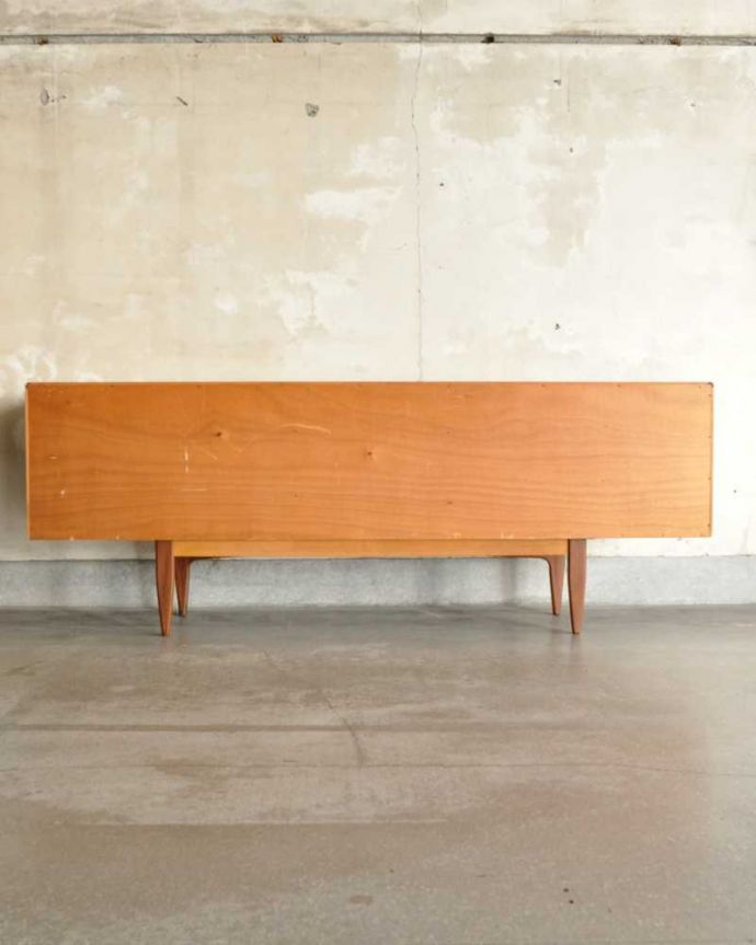 G-PLAN(Gプラン)　アンティーク家具　スタイリッシュなデザインのヴィンテージ家具、北欧スタイルのG-PLANのサイドボード。もちろん後ろ姿もキレイですビンテージは新品ではないので、もちろん経年変化によるキズはあります。(x-1149-f)