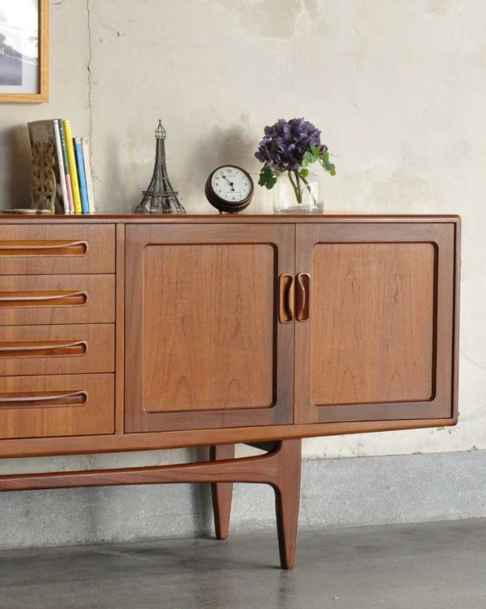 G-PLAN(Gプラン)　アンティーク家具　カッコいいG-planのヴィンテージ家具、テレビ台に使える「フレスコ」シリーズのサイドボード。ヴィンテージ家具らしいあたたかさ。(x-1150-f)