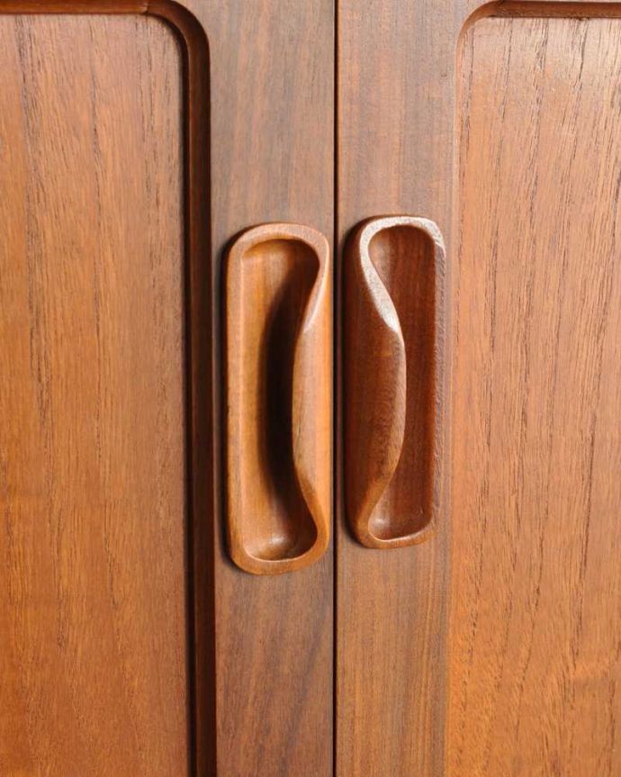 G-PLAN(Gプラン)　アンティーク家具　カッコいいG-planのヴィンテージ家具、テレビ台に使える「フレスコ」シリーズのサイドボード。扉の木目があたたかさを演出クールなデザインなのに、なんだかほっとするあたたかさ。(x-1150-f)