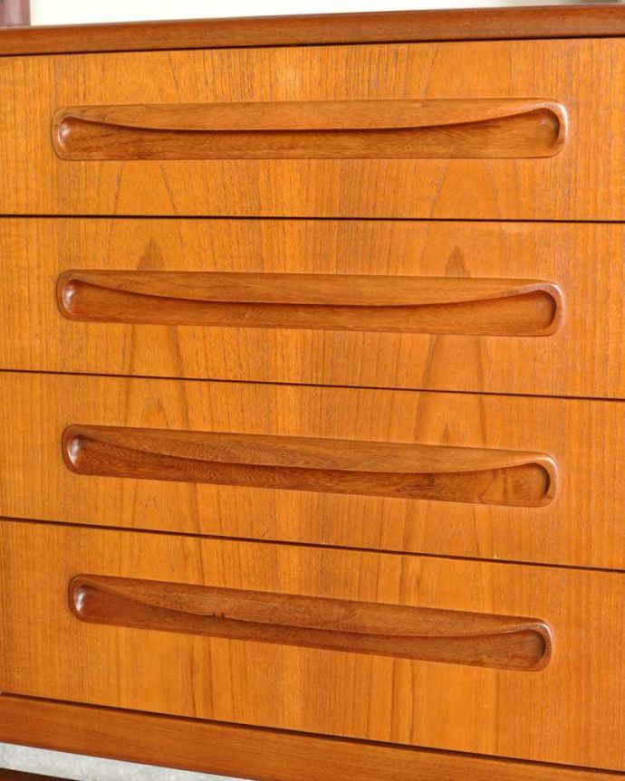 G-PLAN(Gプラン)　アンティーク家具　カッコいいG-planのヴィンテージ家具、テレビ台に使える「フレスコ」シリーズのサイドボード。デザインの一部になっている取っ手取っ手のデザインもシンプルかつ機能的に。(x-1150-f)