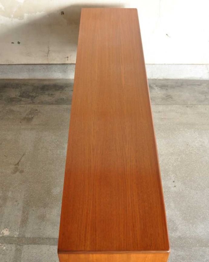 G-PLAN(Gプラン)　アンティーク家具　カッコいいG-planのヴィンテージ家具、テレビ台に使える「フレスコ」シリーズのサイドボード。天板の塗装もキレイに仕上げましたヴィンテージの家具は修復方法が様々。(x-1150-f)