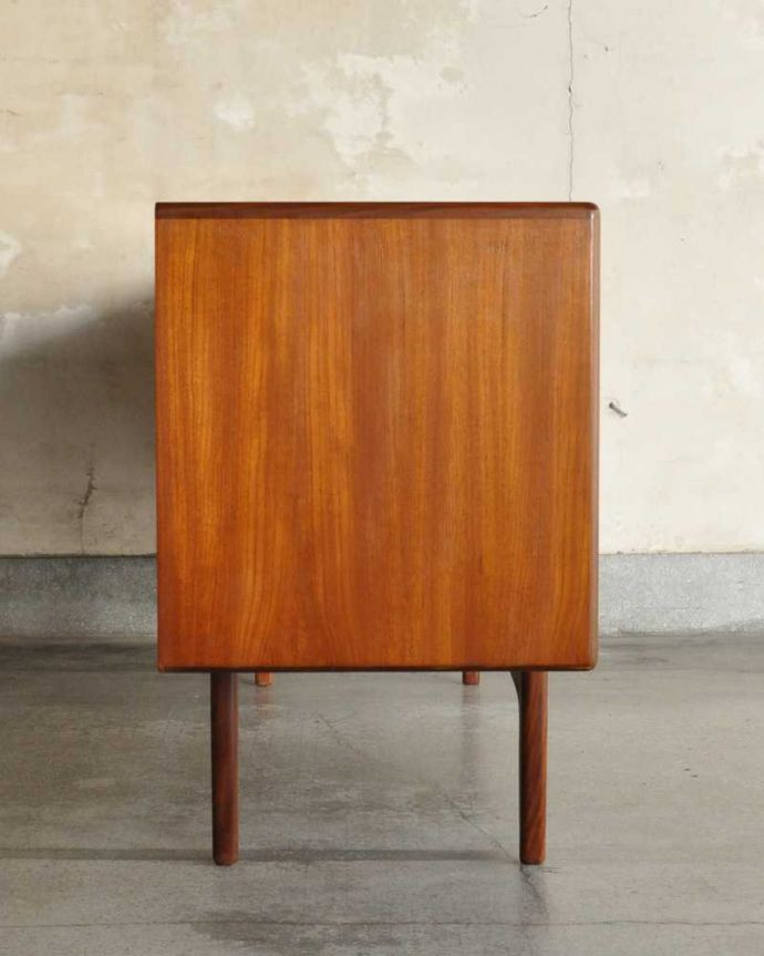 G-PLAN(Gプラン)　アンティーク家具　カッコいいG-planのヴィンテージ家具、テレビ台に使える「フレスコ」シリーズのサイドボード。横から見てもスッキリどこから見てもスッキリとしてステキなヴィンテージ。(x-1150-f)