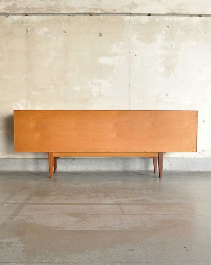 G-PLAN(Gプラン)　アンティーク家具　カッコいいG-planのヴィンテージ家具、テレビ台に使える「フレスコ」シリーズのサイドボード。もちろん後ろ姿もキレイですビンテージは新品ではないので、もちろん経年変化によるキズはあります。(x-1150-f)