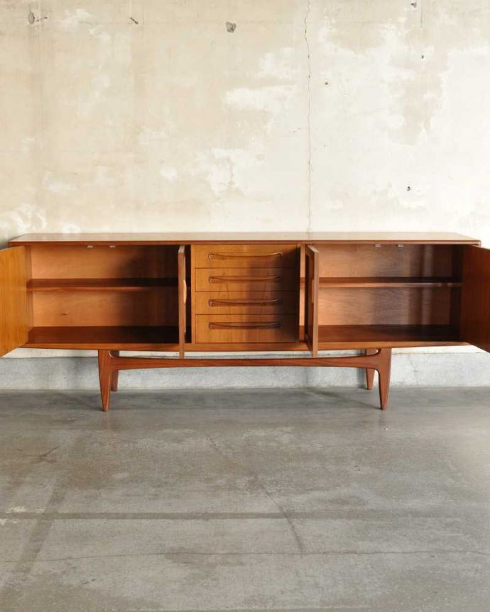 G-PLAN(Gプラン)　アンティーク家具　カッコいいG-planのヴィンテージ家具、テレビ台に使える「フレスコ」シリーズのサイドボード。扉の奥はたっぷり収納扉を開けると、中にはたっぷりの収納。(x-1150-f)