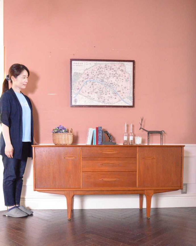 アンティークのキャビネット　アンティーク家具　北欧スタイルの暮らしを彩るインテリア、使いやすいサイズのヴィンテージのサイドボード 。人気のヒミツは北欧スタイルのデザインやっぱりスッキリとカッコイイ北欧デザインが人気のサイドボード。(x-1151-f)