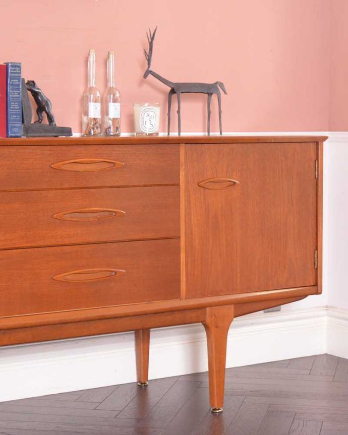 アンティークのキャビネット　アンティーク家具　北欧スタイルの暮らしを彩るインテリア、使いやすいサイズのヴィンテージのサイドボード 。ヴィンテージ家具らしいあたたかさ。(x-1151-f)