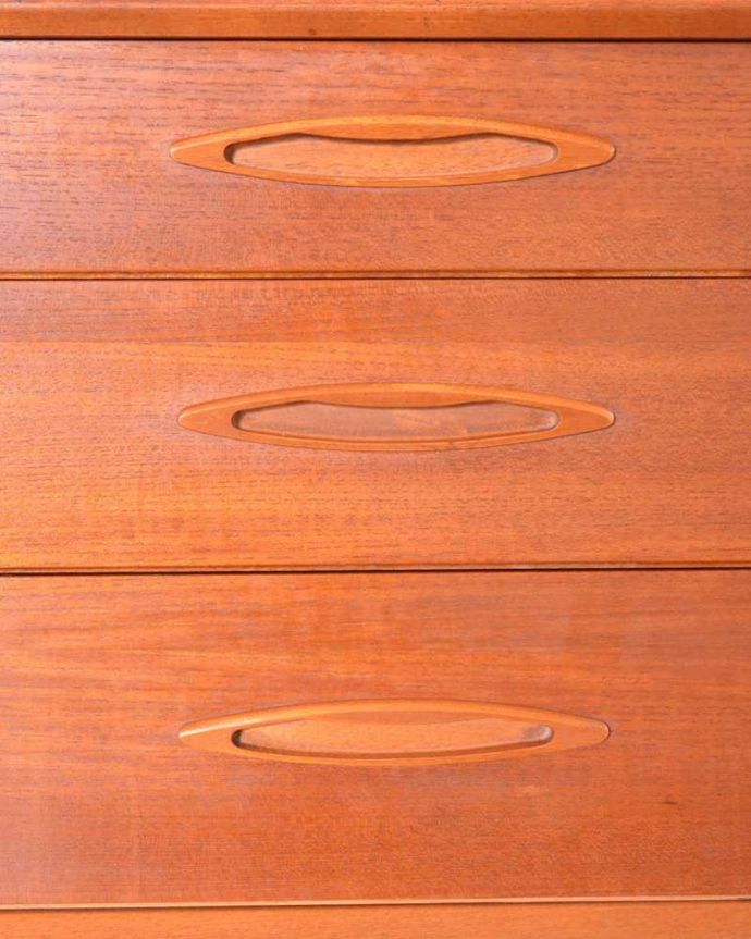 アンティークのキャビネット　アンティーク家具　北欧スタイルの暮らしを彩るインテリア、使いやすいサイズのヴィンテージのサイドボード 。デザインの一部になっている取っ手取っ手のデザインもシンプルかつ機能的に。(x-1151-f)